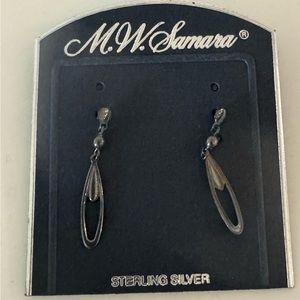❗️PRICE DROP❗️🩶 Ladies Sterling silver teardrop looking earrings.
